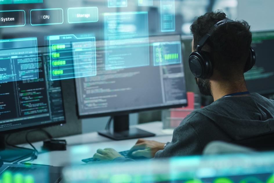 mężczyzna patrzący na monitor komputera