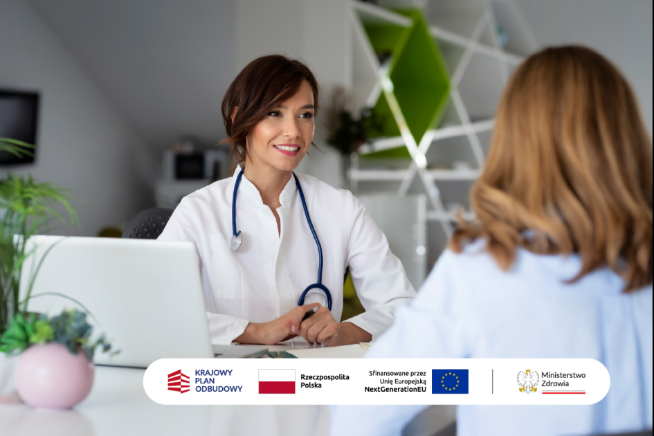 Lekarka rozmawia z kobietą