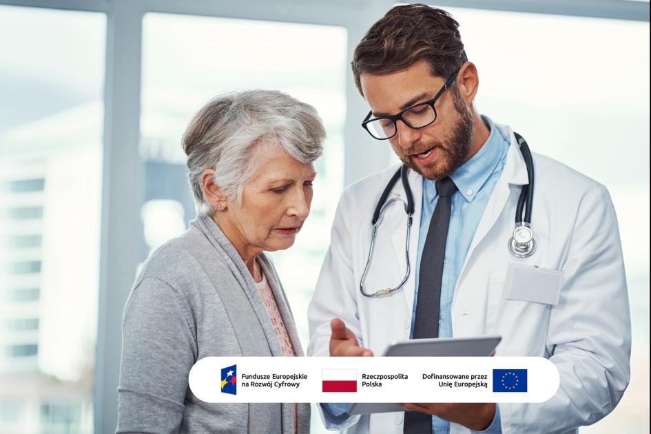 lekarz i kobieta patrzą na ekran 