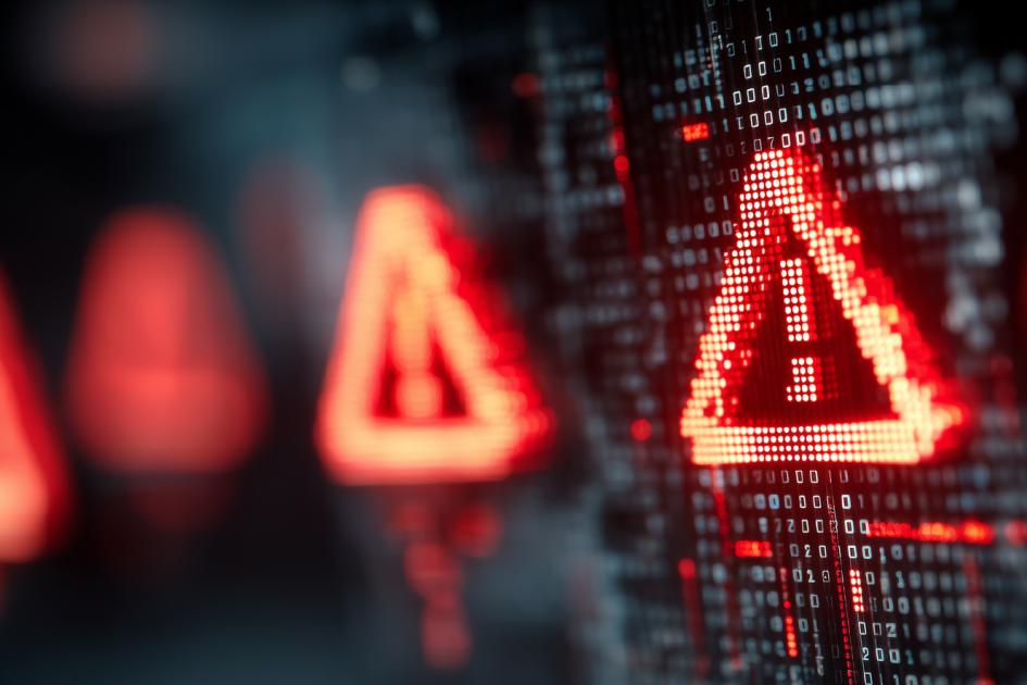 czerwone trójkąty z wykrzyknikami w środku