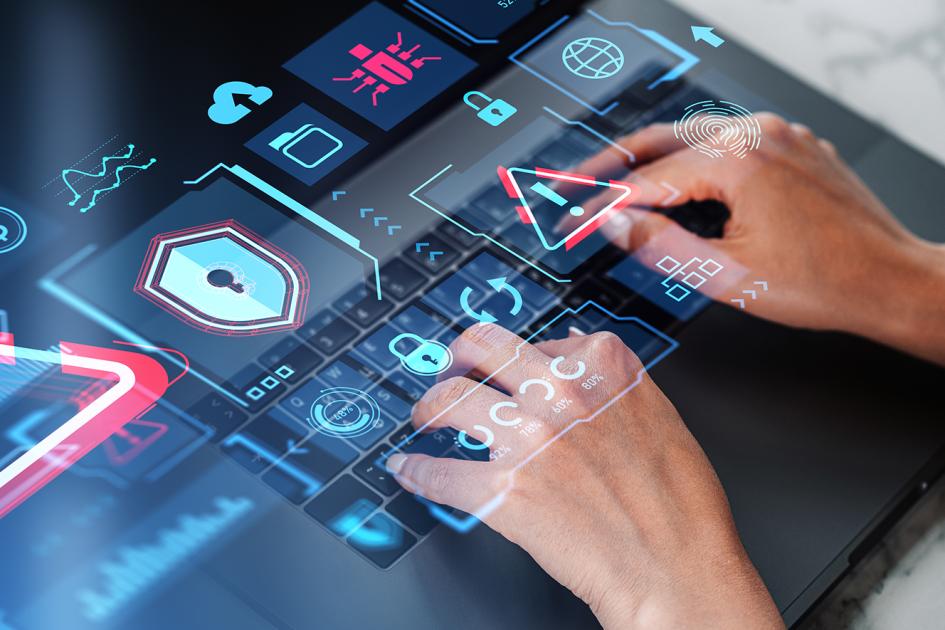 ręce na klawiaturze, a nad nimi unoszą się różne ikony