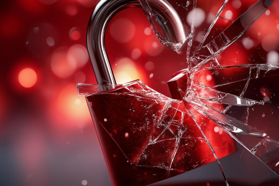 rozbita kłódka oświetlona na czerwono