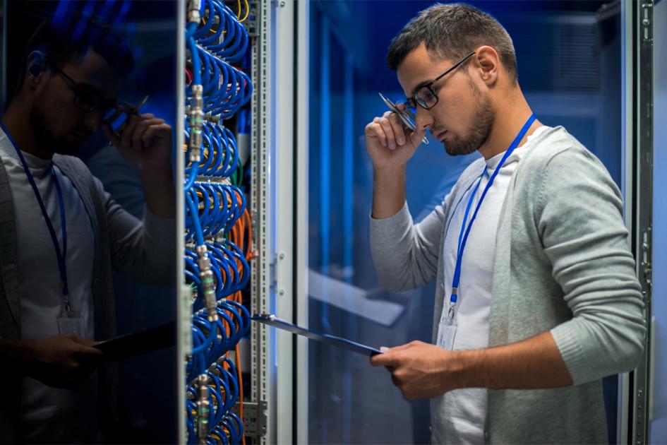 mężczyzna patrzy się na serwery