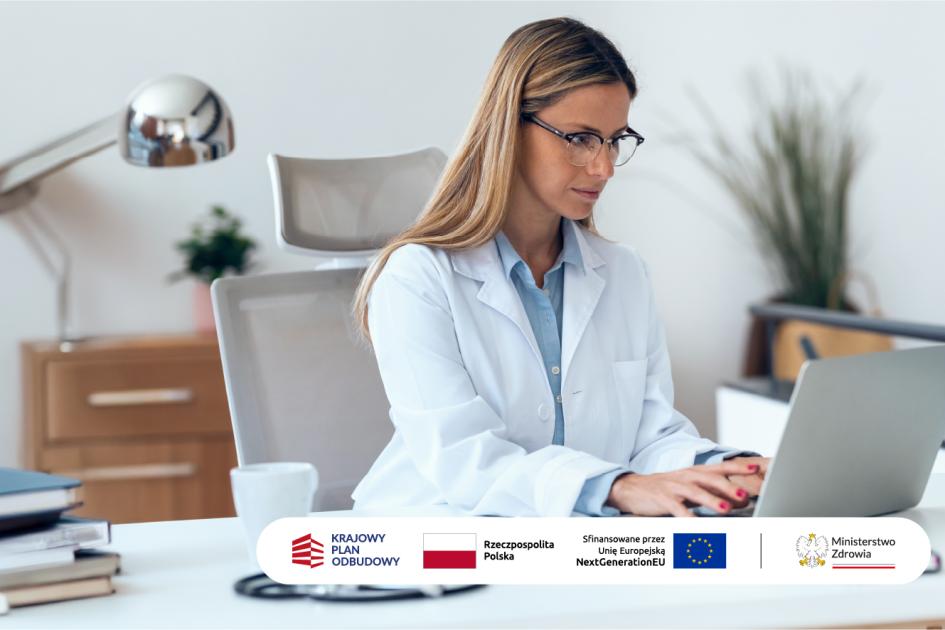 lekarka patrząca w ekran laptopa