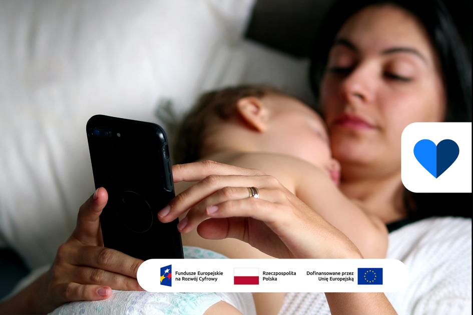 kobieta trzyma smartfona, na niej leży niemowlę