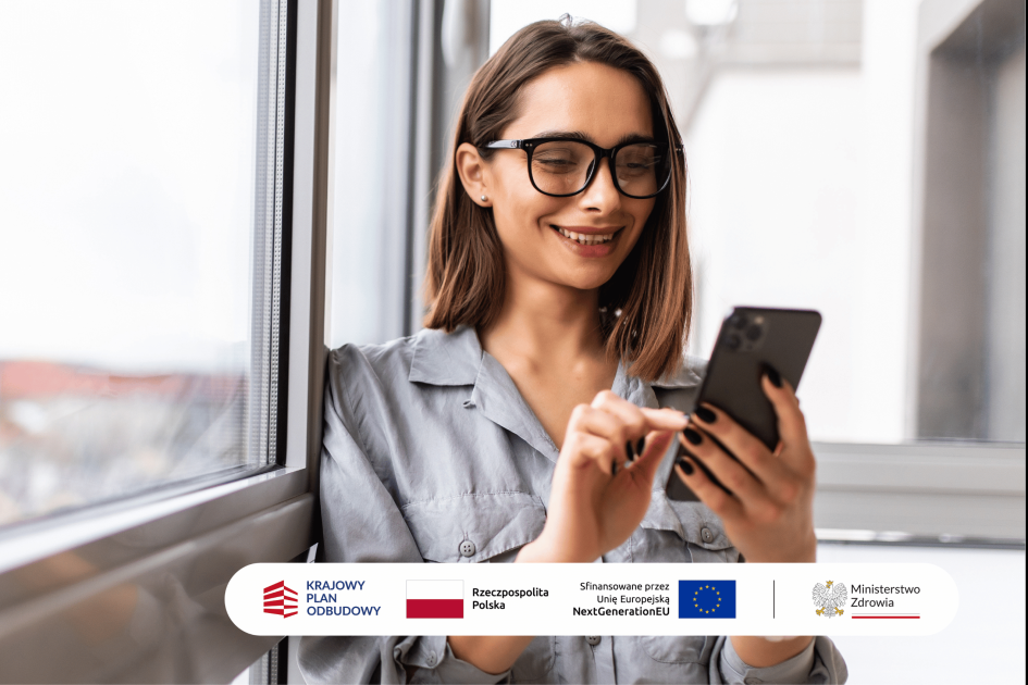 uśmiechnięta kobiety patrzy na ekran smartfona