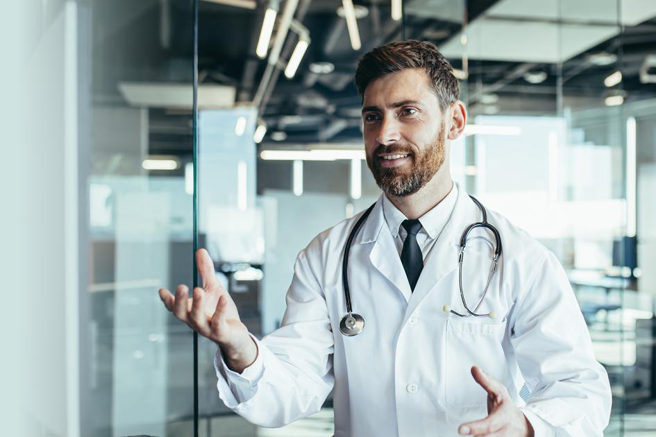 lekarz z podniesioną ręką