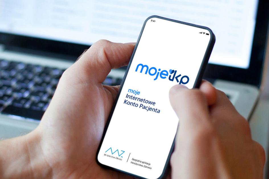 dłonie trzymające telefon z aplikacją mojeIKP